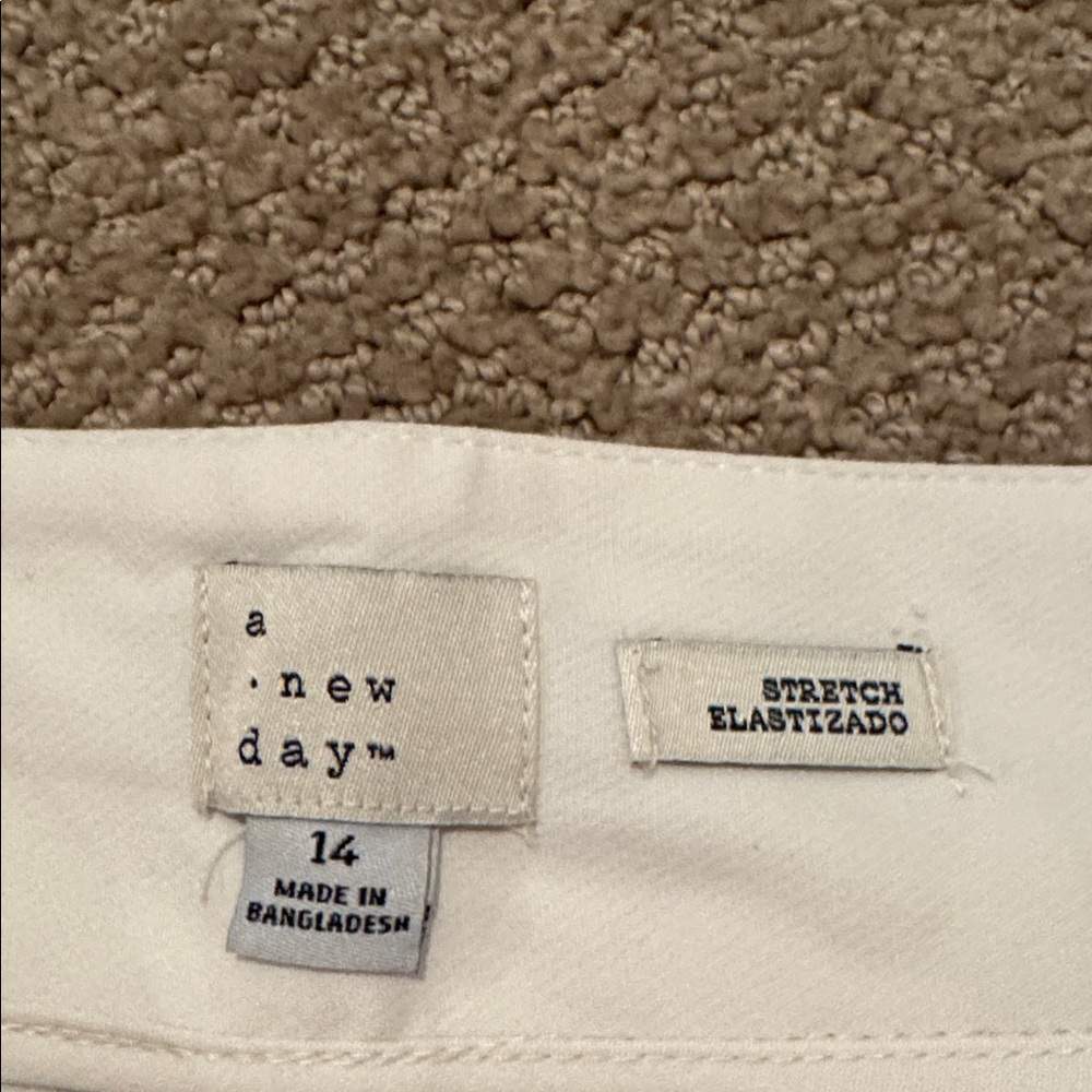 S19 NWT a new day High Rise Tailored Short, Dog Bone - Size: 14 - Picture 5 of 8